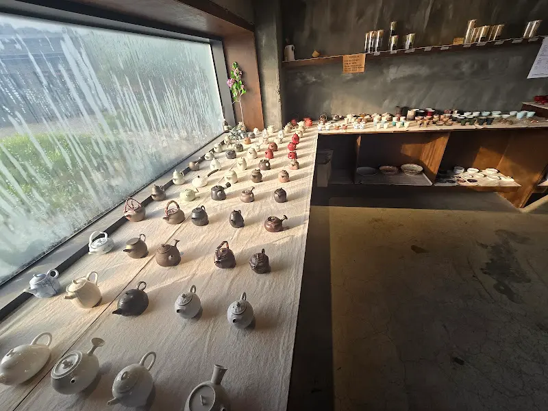 다양한 찻잔이 진열된 모습