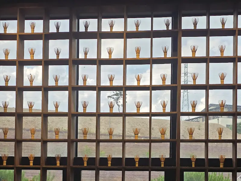 격자무늬 창살 너머로 보이는 풍경