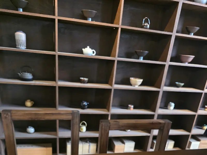 다양한 찻잔과 다기 세트가 진열된 모습