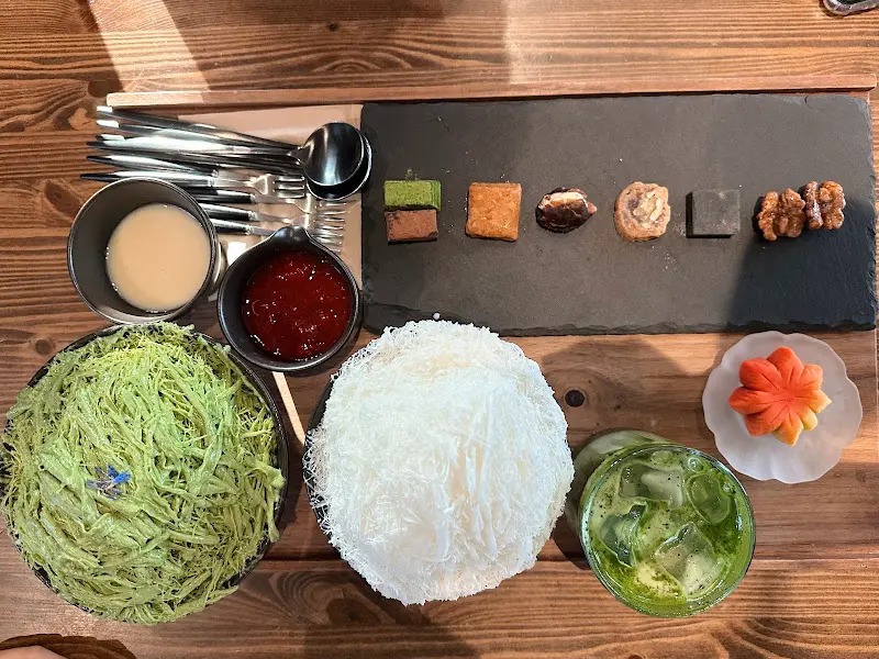 다양한 디저트와 음료가 담긴 쟁반의 모습