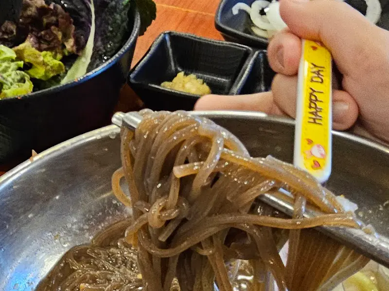 젓가락으로 잡은 당면