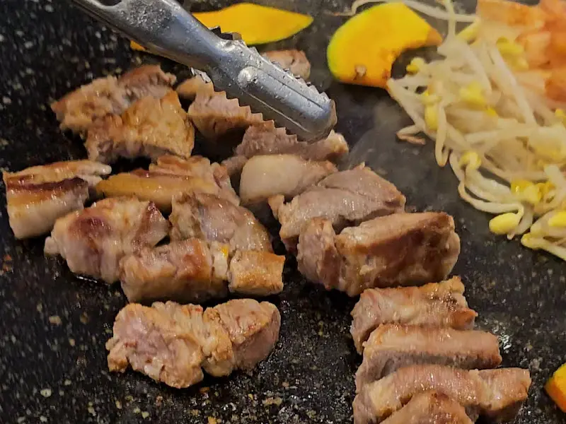 돌판 위에서 익어가는 삼겹살