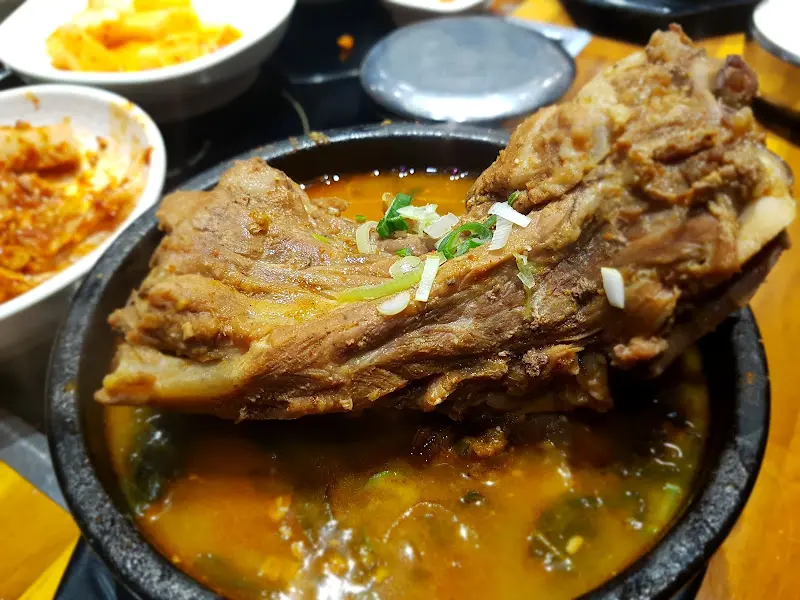 푸짐한 살코기가 인상적인 뼈해장국