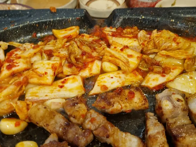 구워진 김치와 삼겹살