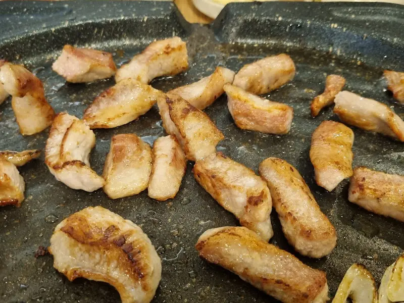 노릇하게 구워진 돼지고기