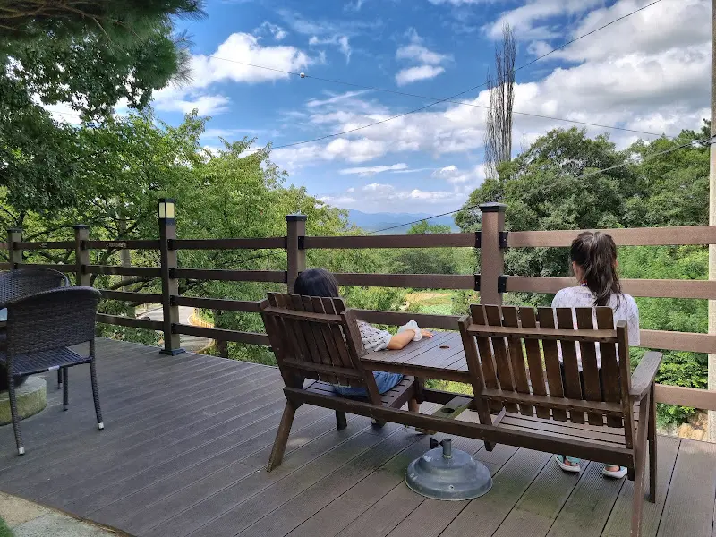 풍경을 감상하며 차를 마실 수 있는 야외 테이블