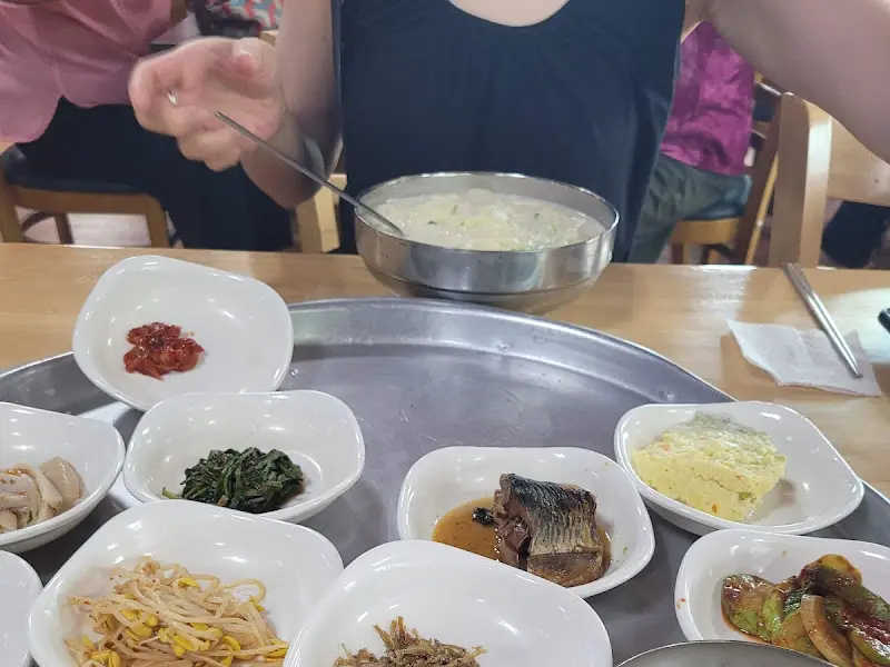 푸짐한 백반을 즐기는 모습