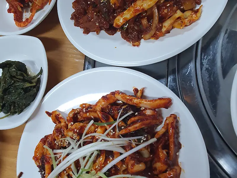 제육볶음과 오징어볶음