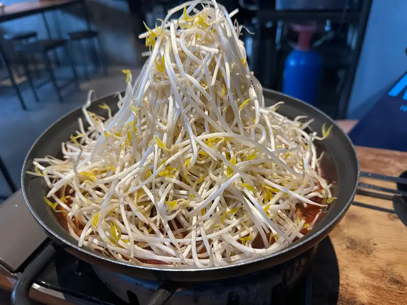 푸짐한 숙주가 매력적인 숙주국물닭발