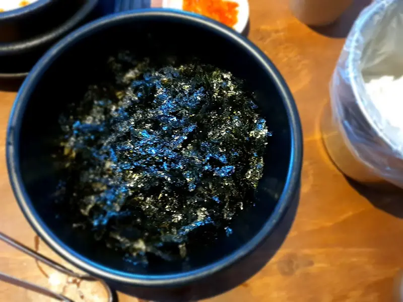 고소한 김가루가 듬뿍 뿌려진 김가루 주먹밥