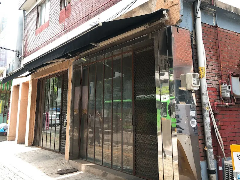 찾기 힘들지만 매력적인 간판없는집