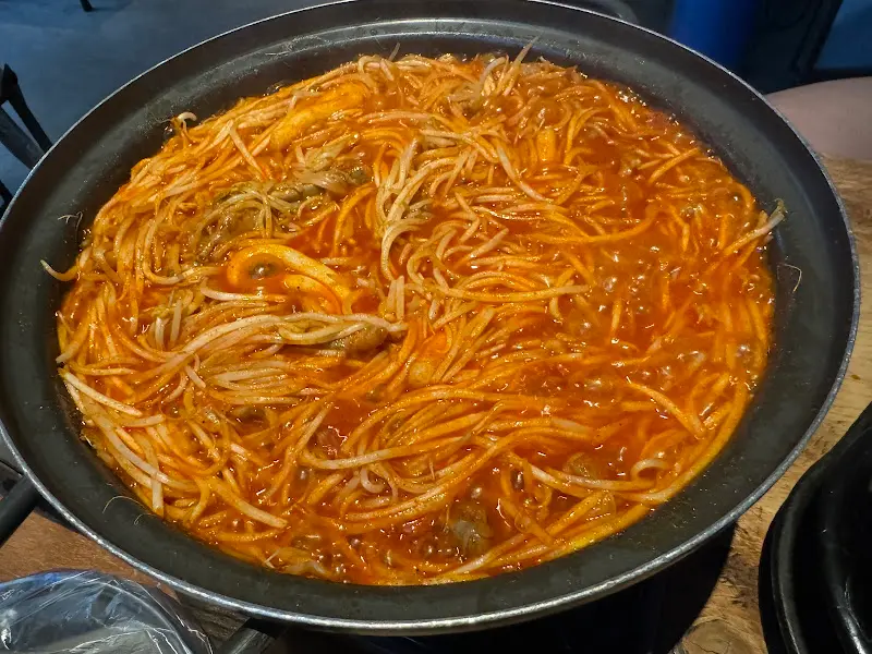 매콤한 양념에 볶아진 숙주국물닭발