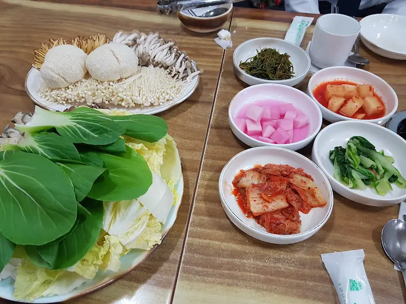 다채로운 색감의 버섯과 채소, 반찬