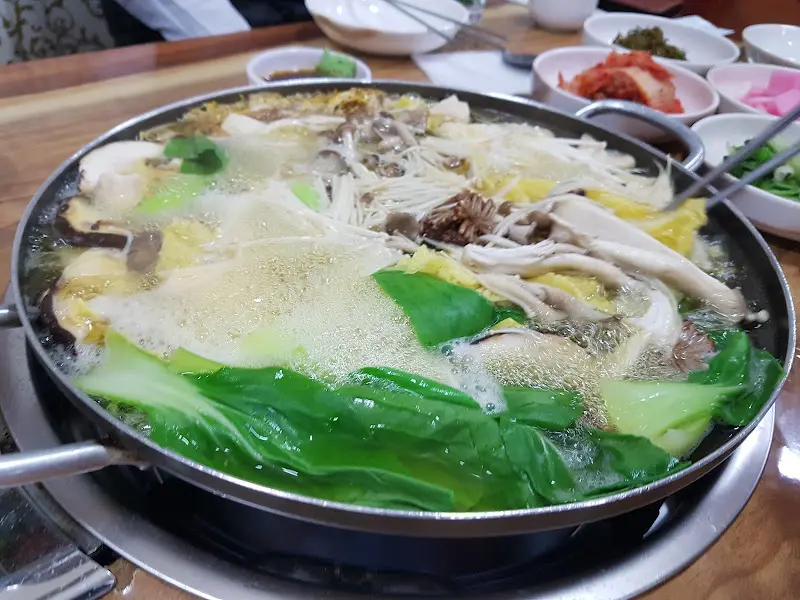 보글보글 끓고 있는 버섯 샤브샤브