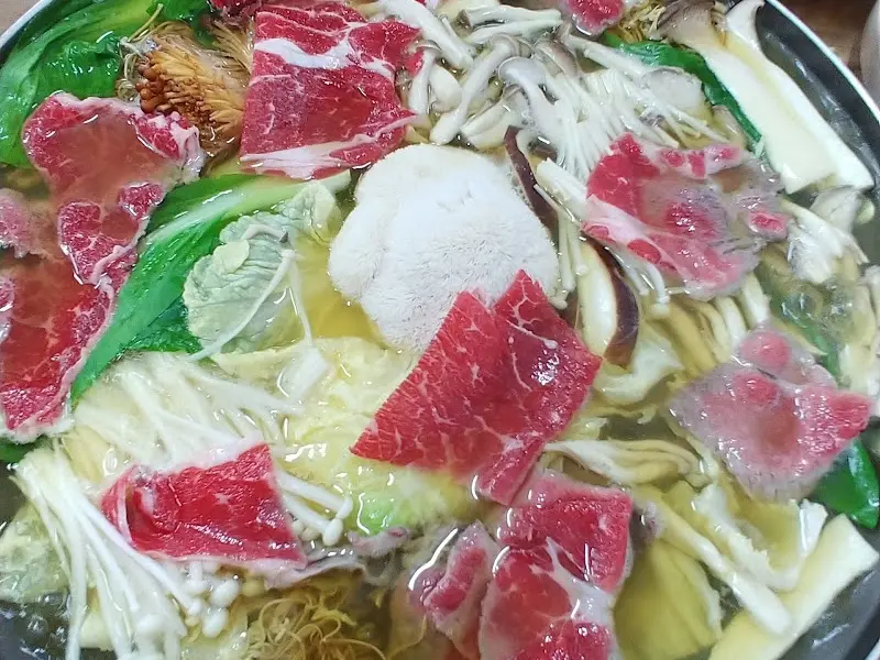 샤브샤브에 넣어 먹음직스럽게 익은 소고기