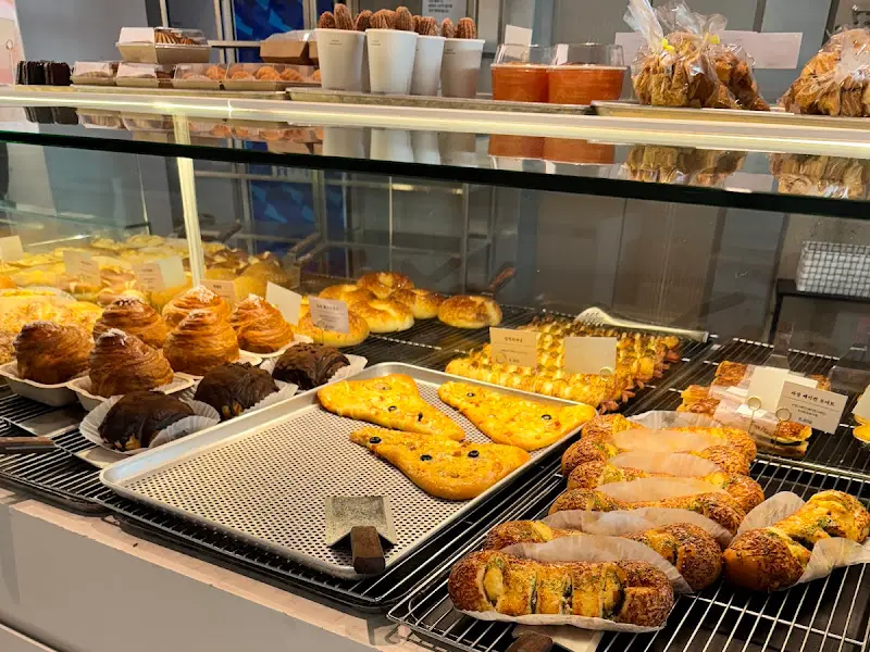 다양한 종류의 빵이 진열되어 있는 쇼케이스