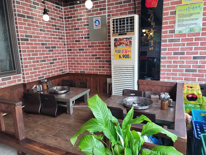 춘천할매닭갈비 내부 인테리어