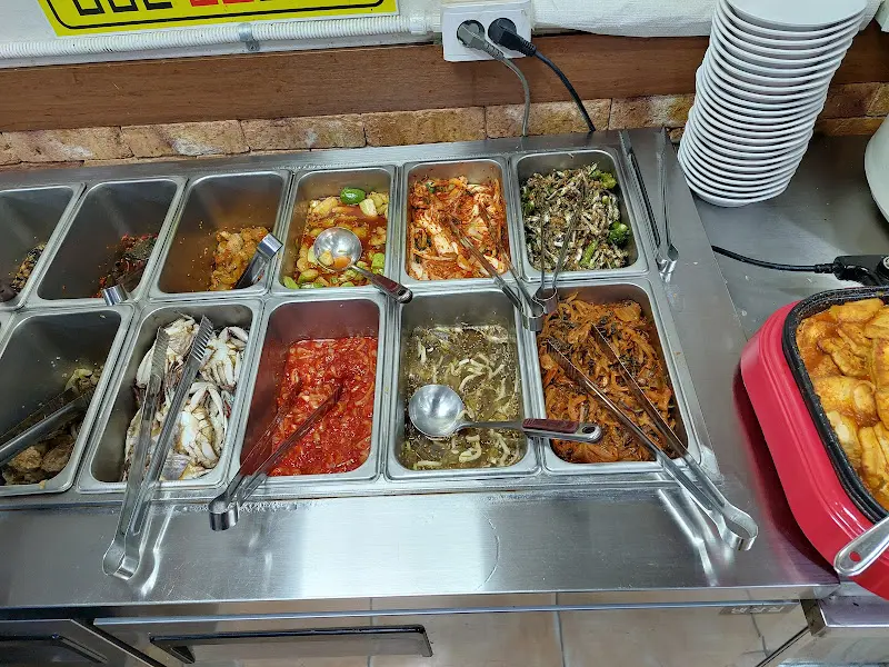 다채로운 뷔페 반찬