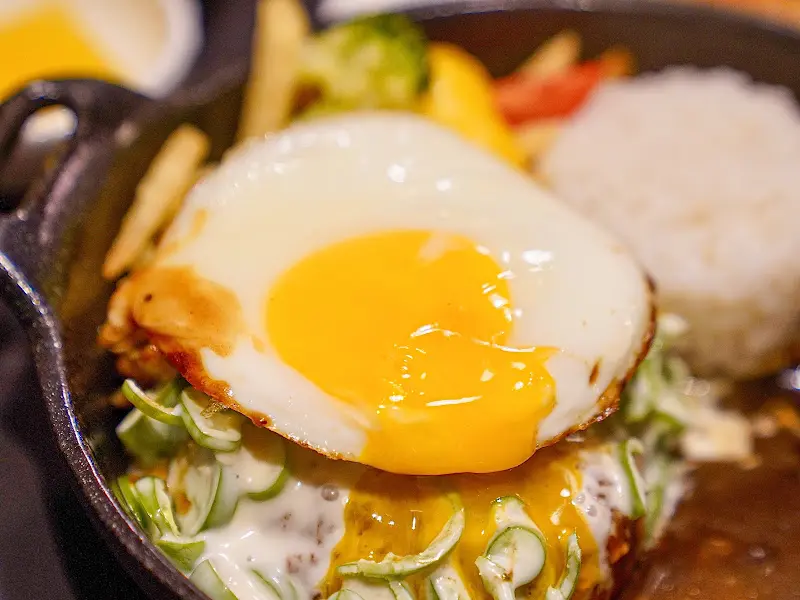 계란후라이와 함박스테이크