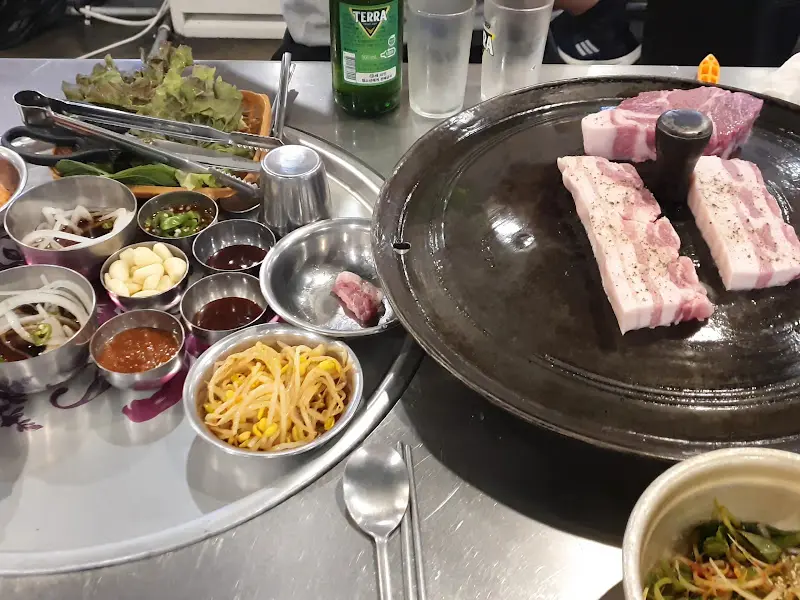 다양한 밑반찬과 고기