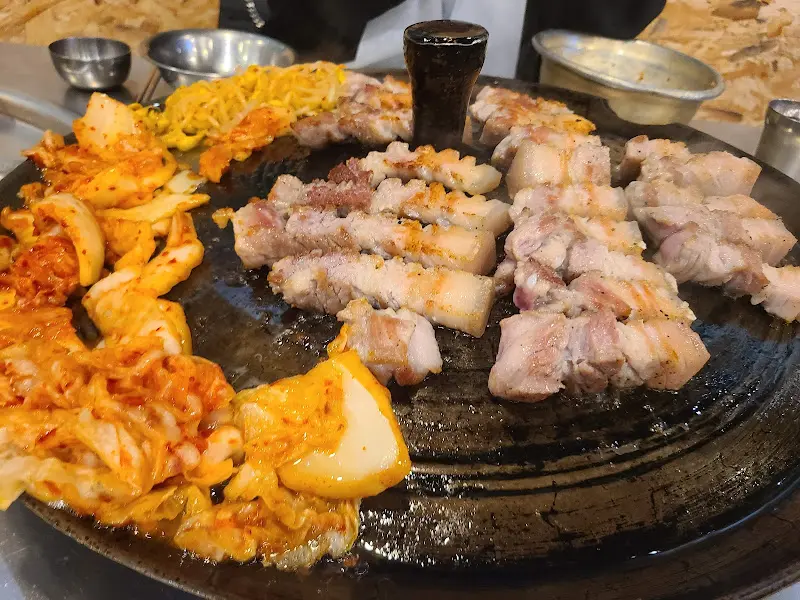 솥뚜껑에 구워진 목살