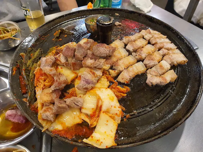 구워진 김치와 목살