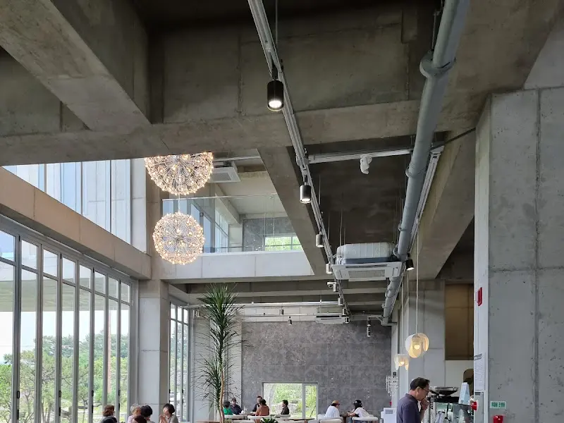 카페 내부 인테리어