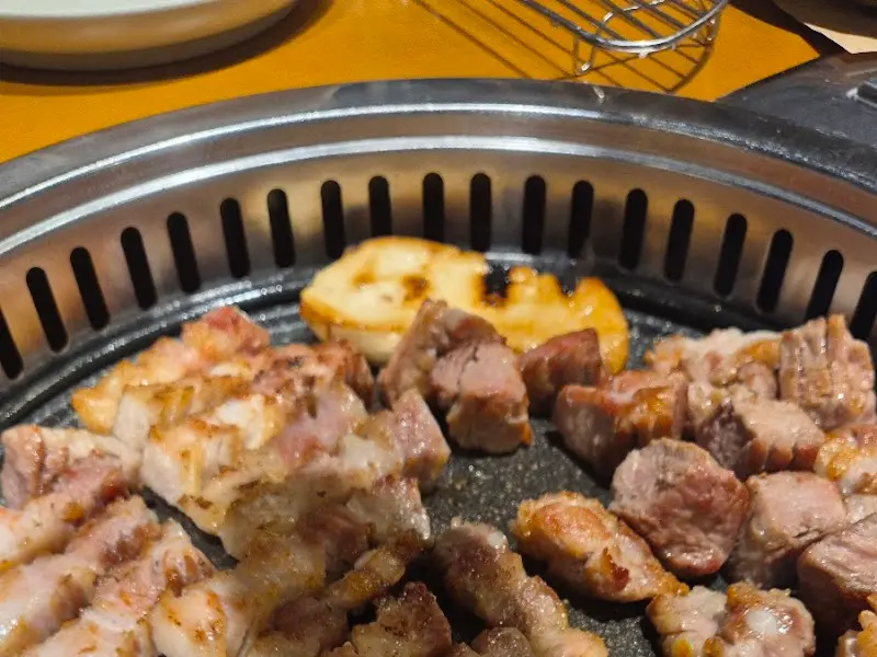 불판 위에 구워지는 고기