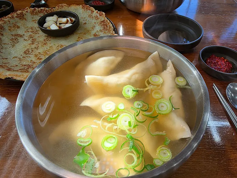 뽀얀 국물과 큼지막한 만두가 인상적인 평양만둣국