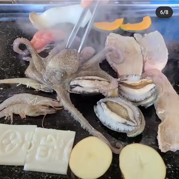 불판 위 해산물과 고기