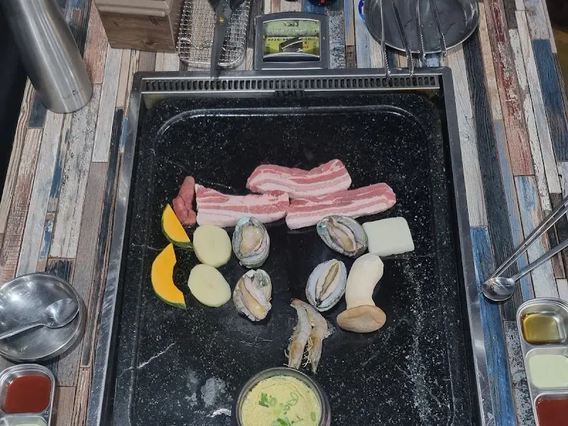 진까리 돼지전복문어 테이블 세팅