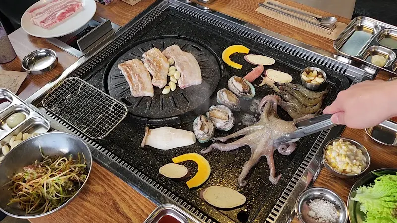 불판 위 삼겹살, 해산물, 채소