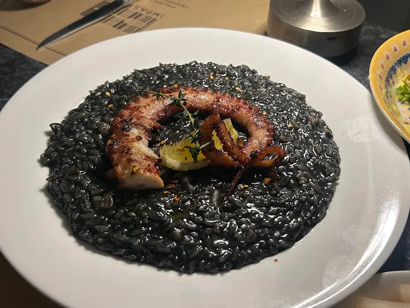 검은 먹물 리조또 위에 올려진 문어
