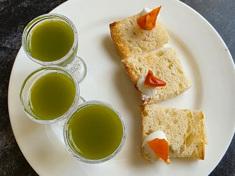 식전 빵과 케일 주스