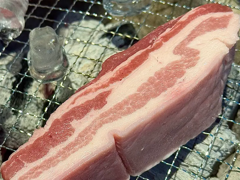 숯불 위에서 맛있게 익어가는 삼겹살