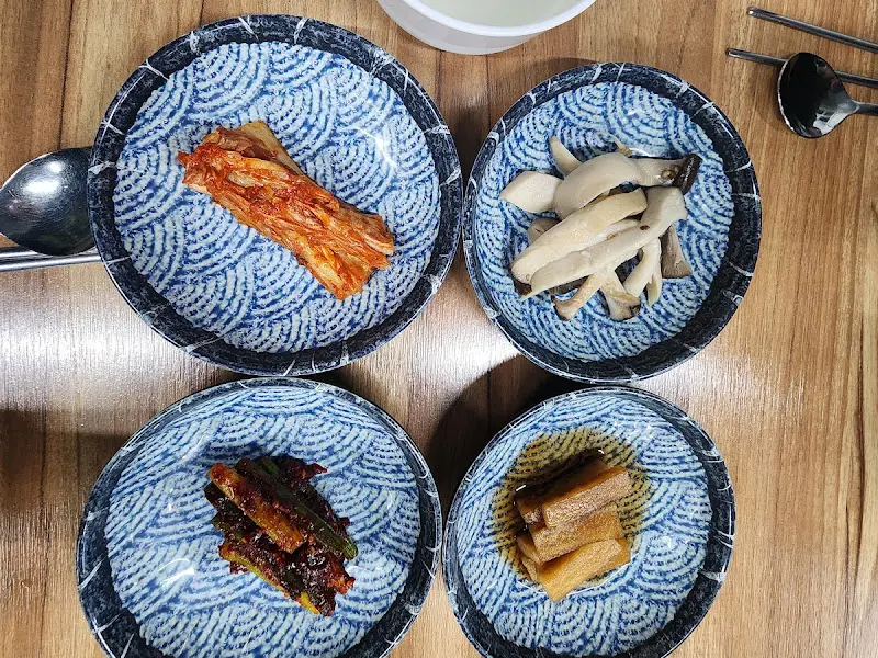 정갈하게 담겨 나온 밑반찬들