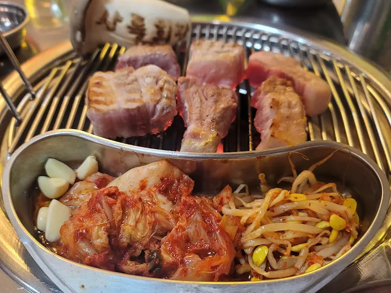 노릇하게 구워진 삼겹살과 김치