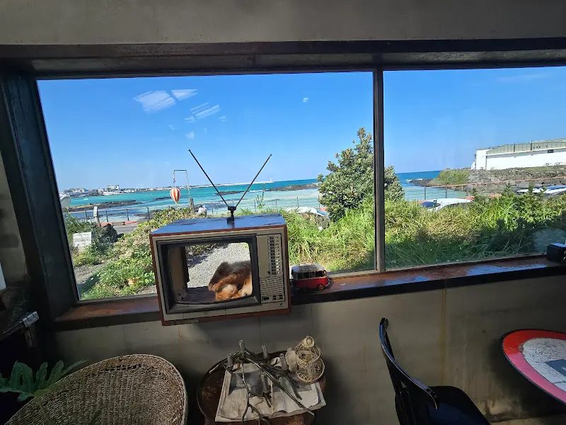 창가 뷰와 텔레비전