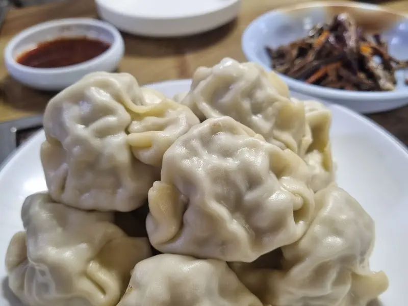 접시에 담긴 곰배네 손만두