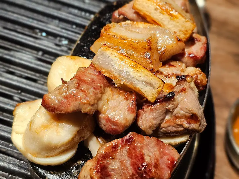 잘 구워진 숙성 돼지고기