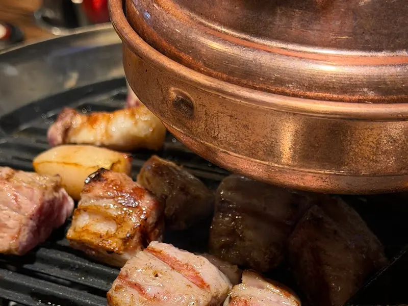 불판 위 돼지고기