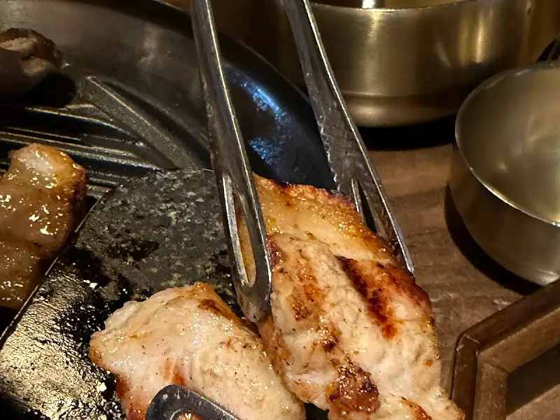 돼지고기 굽는 모습