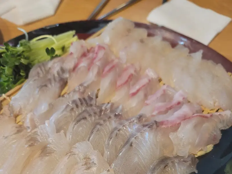 윤기가 흐르는 광어회