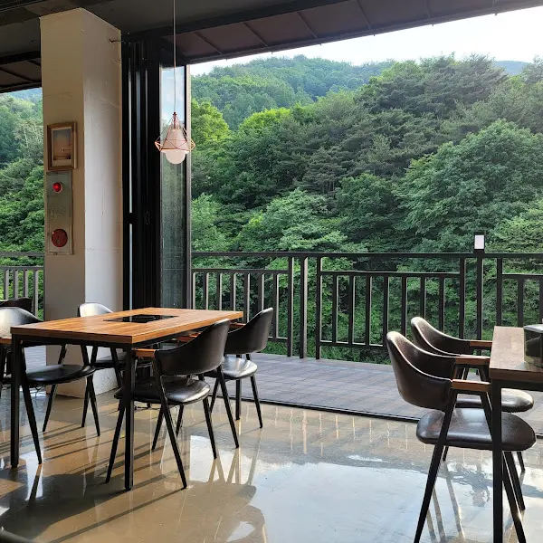 만월식당 테라스에서 바라본 팔공산 풍경