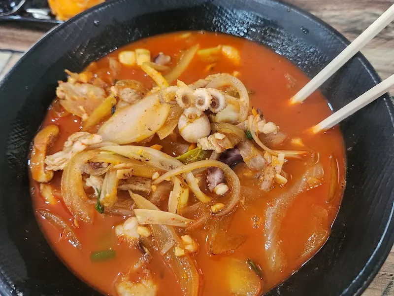 다채로운 고명이 돋보이는 짬뽕