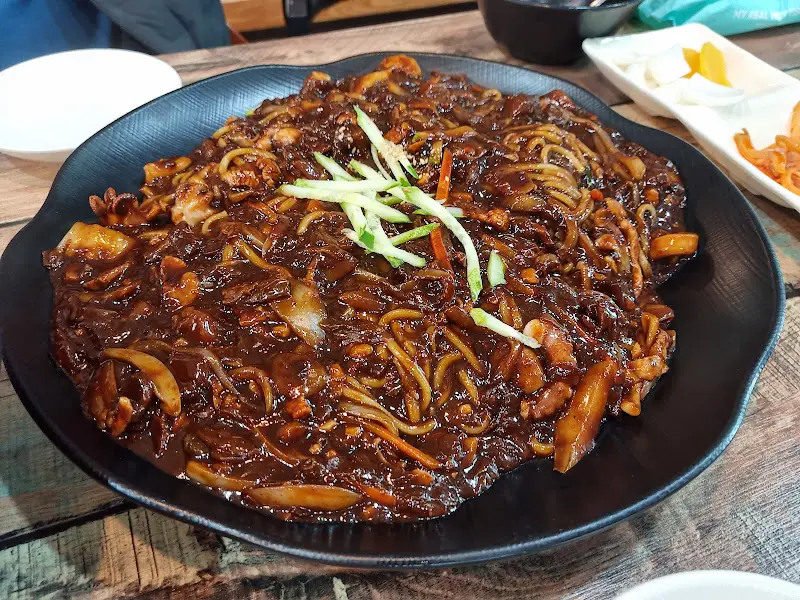 푸짐한 양을 자랑하는 쟁반짜장