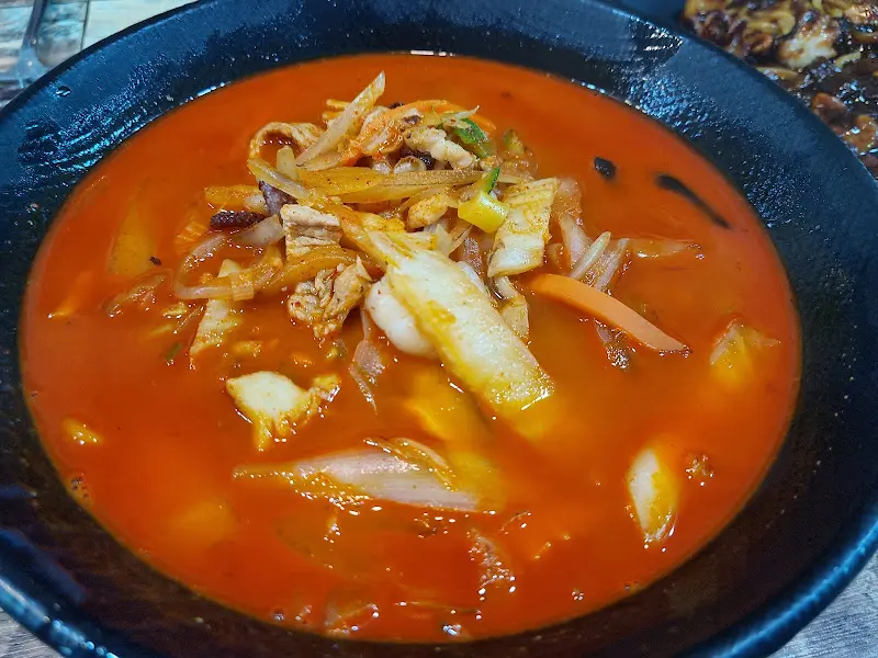 푸짐한 해산물이 들어간 짬뽕