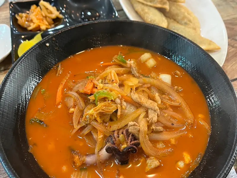 풍성한 짬뽕 한 그릇