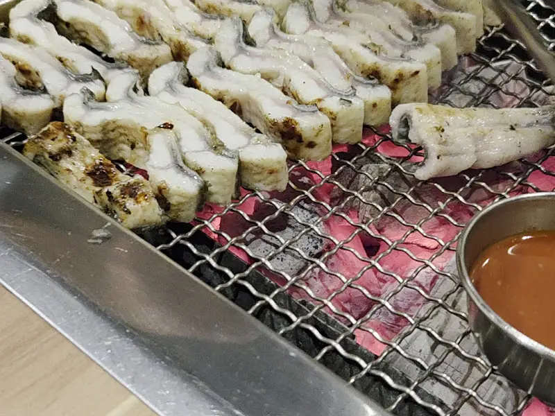 숯불 위에서 맛있게 구워지고 있는 장어