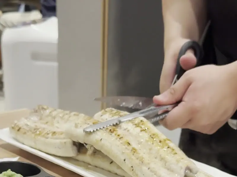 직원분이 장어를 맛있게 잘라주는 모습